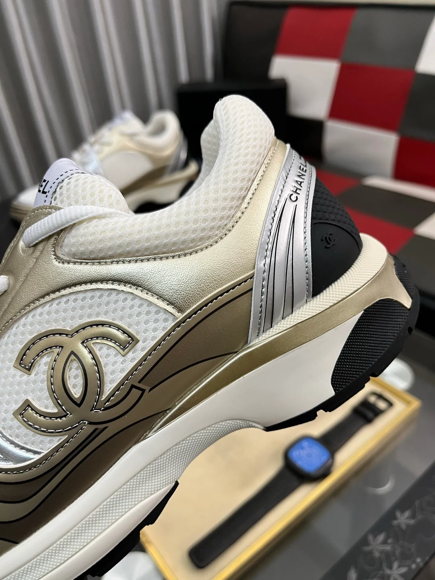 Men's shoes 💰: 620⌚️⌚️Chanel 2025C new diamond sneakers, ultra-light and comfortable casual shoes, black and white cowhide leather, versatile white shoes, you can't go wrong with the style, cow suede➕down cloth contrasting color combination, fresh and full of vitality, logo embossed on the side, very delicate on the foot, original customized material for the upper, original outsole Upper: Cow suede➕Down cloth/black and white full cowhide Lining: Sheepskin Sole: Open-molded TPU outsole Size: 35-44